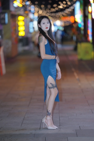 张一菲-蓝色包臀裙