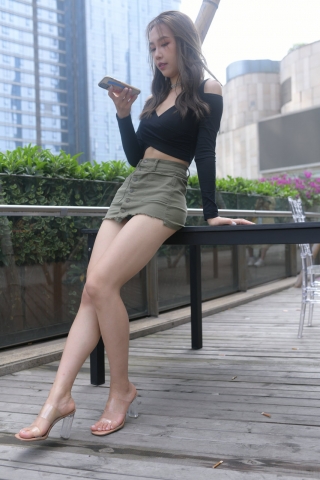 绿色短裙女孩