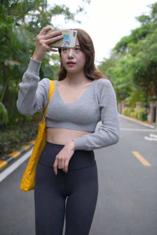 街拍黑色瑜伽裤美女