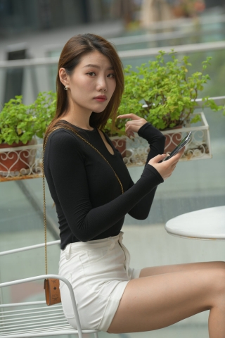 白色热裤大长腿