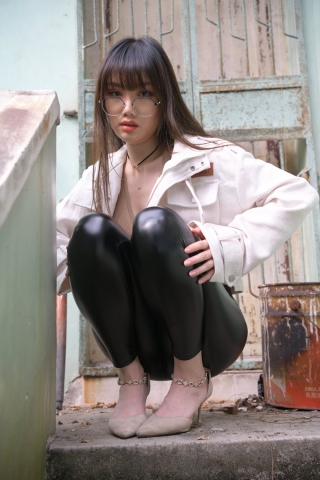 性感皮裤女人