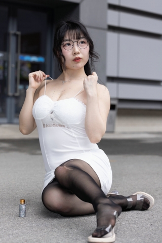 汤小圆的丰满美胸和黑丝玉足