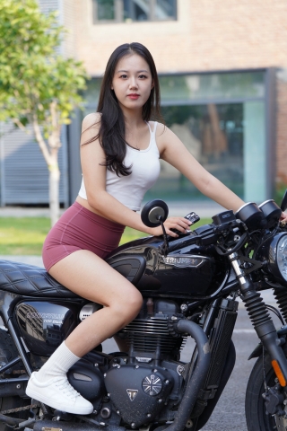 红色瑜伽短裤美眉12P
