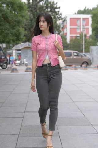 灰色牛仔裤美女