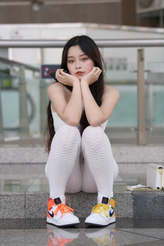 白色连体紧身裤女孩